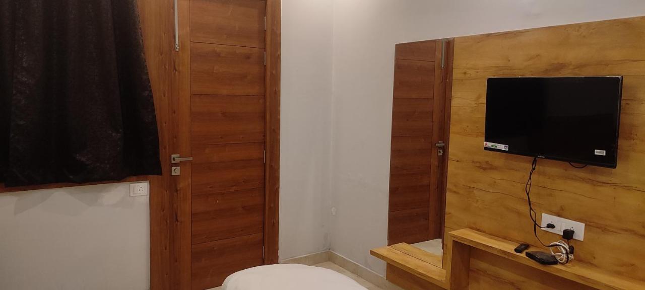 Devi Residency - Near Prem Mandir Bankey Bihari Guest house